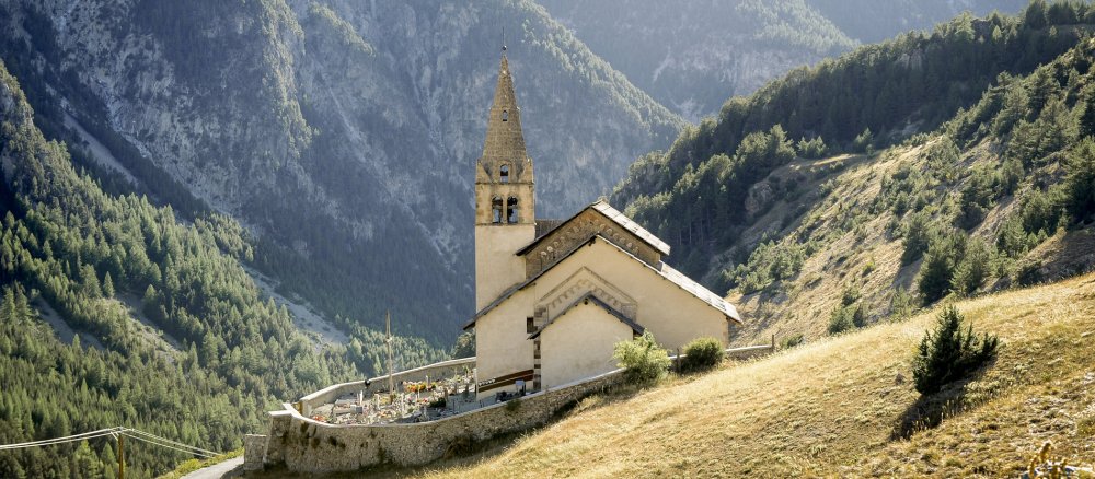 Gebirgspanorama mit der Kirche Saint Michel in Cervieres in Frankreich
