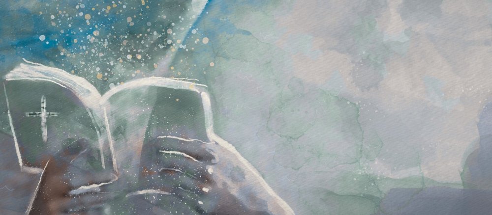 Hände halten ein Buch mit Kreuz