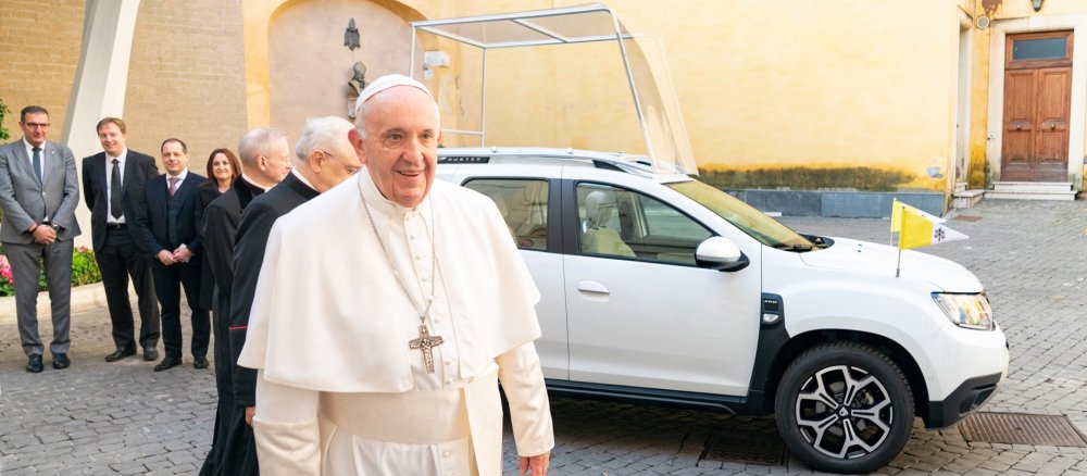 Papst Franziskus vor dem neuen Papamobil des rumänischen Herstellers Dacia.