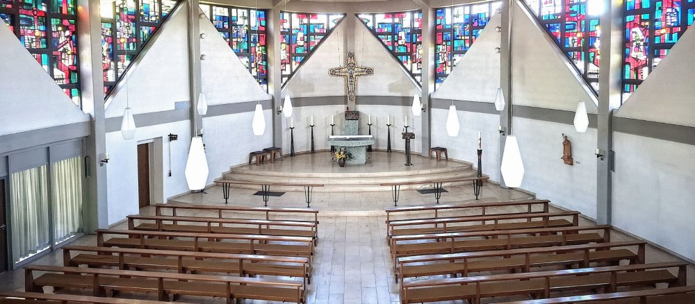 Innenraum der Autobahnkirche Sankt Vicelin in Oldenburg in Holstein.
