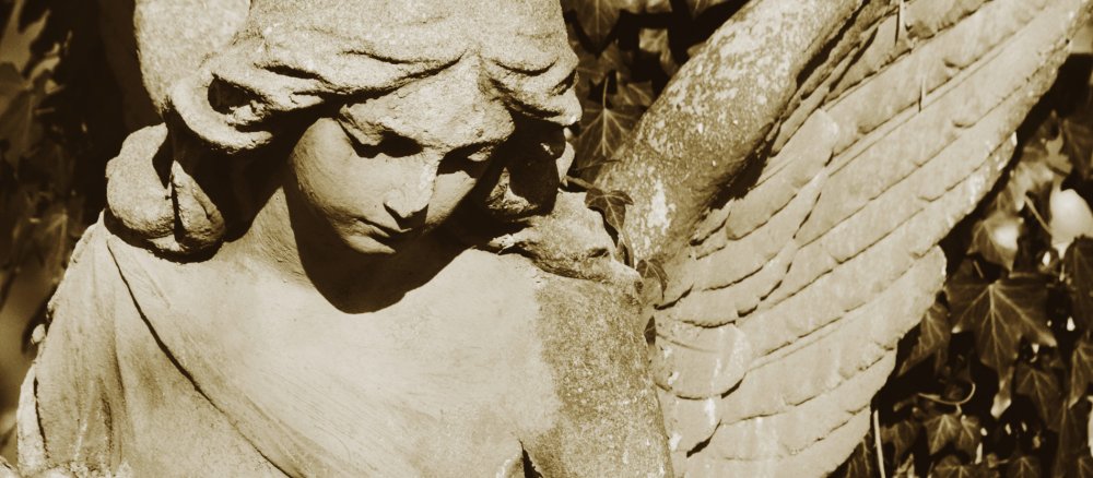 Eine Engelsfigur auf einem Friedhof.
