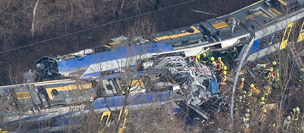 Das Zugunglück in Bad Aibling: Rettungskräfte bergen Opfer.