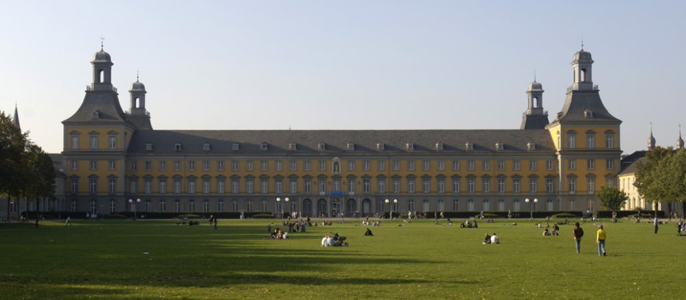 Die Rheinische Friedrich-Wilhelms-Universität in Bonn Hauptgebäude der Universität mit der Hofgartenwiese im Vordergrund.
