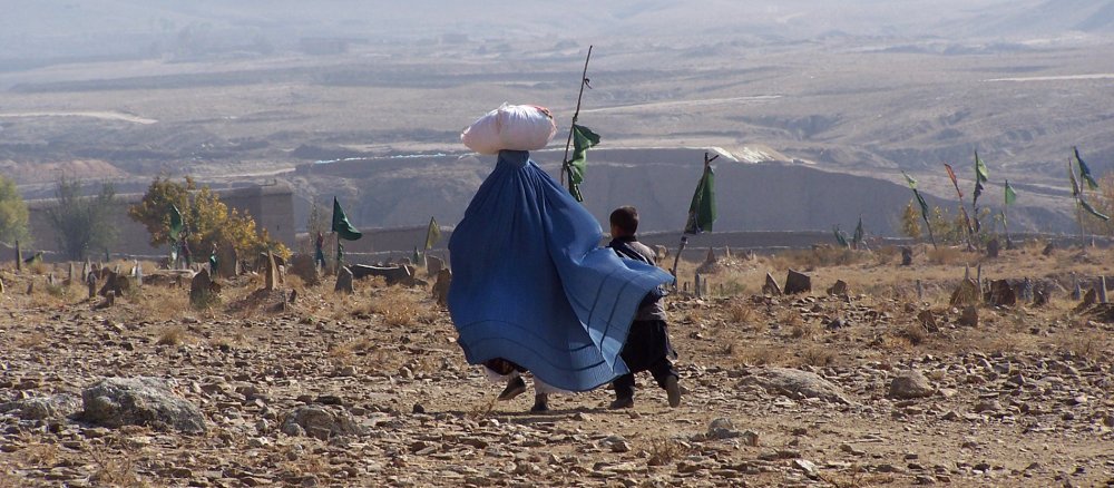 Eine Frau und ein Junge in Afghanistan.