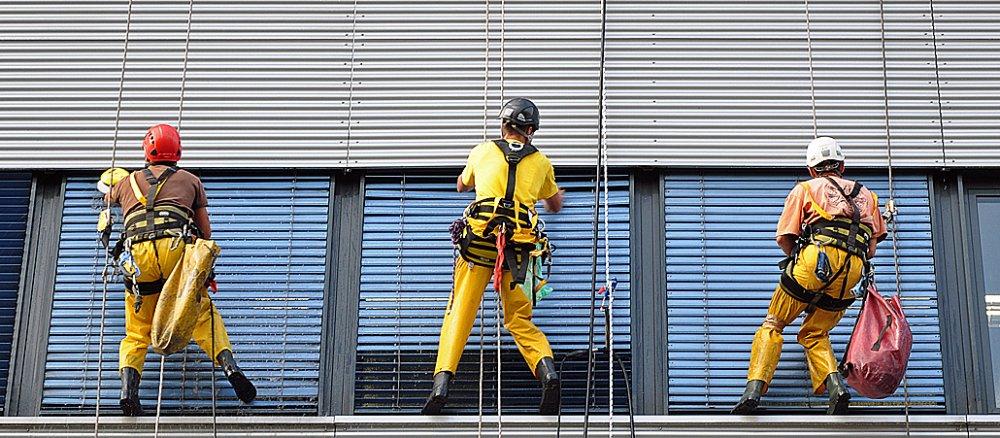Fensterputzer bei der Arbeit.