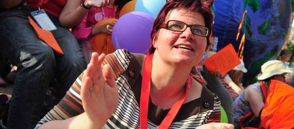 Eine Frau betet während des Katholikentags in Mannheim 2012.