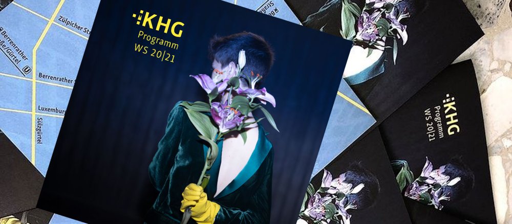 Die Titelseite des Programms der Kölner KHG zeigt einen Menschen im Smoking, das Gesicht hinter einem Blumenstrauß
