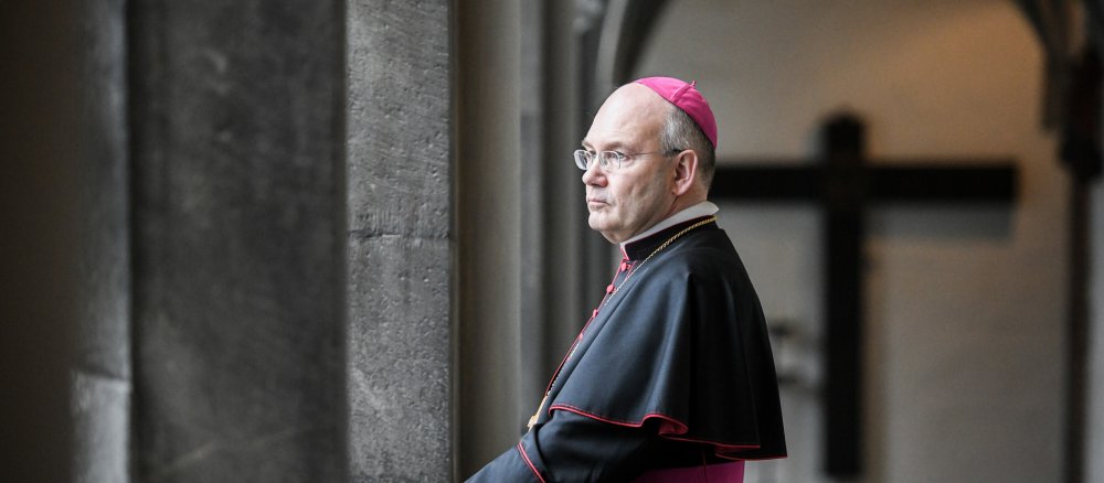 Helmut Dieser, Bischof von Aachen, schaut nachdenklich in die Ferne