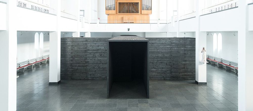 Vom Altarraum der evangelischen Kirche St. Matthäus in Berlin sieht man in den dunklen Gang von Gregor Schneiders "KREUZWEG (nach einer Idee für Berlin 2006)".