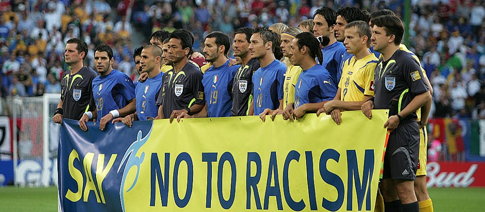 Italiens Fußball-Nationalmannschaft protestiert bei der Weltmeisterschaft 2006 gegen Rassismus.