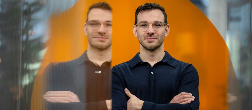Immobilienökonom Jonas Kubon mit verschränkten Armen