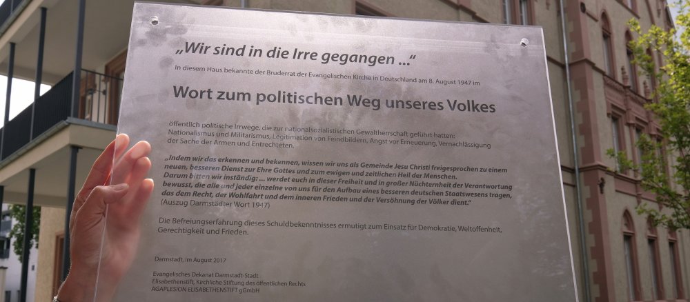 Gedenktafel zur Erinnerung an das "Darmstaedter Wort" vor dem Elisabethenstift in Darmstadt