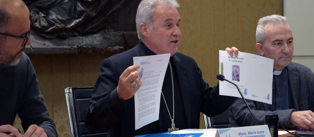 Erzbischof Mario Iceta zeigt das Manifest der schismatischen Klarissen von Belorado