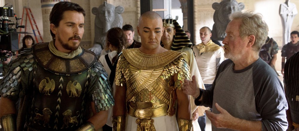 Christian Bale (Moses), und Joel Edgerton (Ramses) und Regisseur Ridley Scott bei den Dreharbeiten.