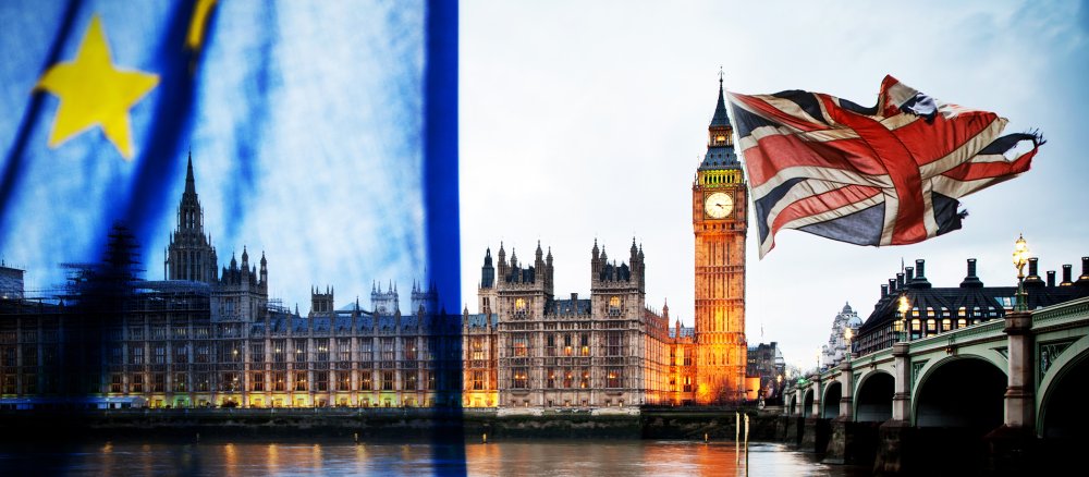 Eine zerfranste britische Flagge vor dem Big Ben.