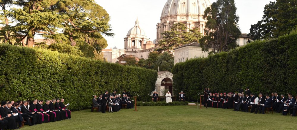 Vor der Kulisse des Petersdoms sitzen der Papst und Politiker in den Vatikanischen Gärten.