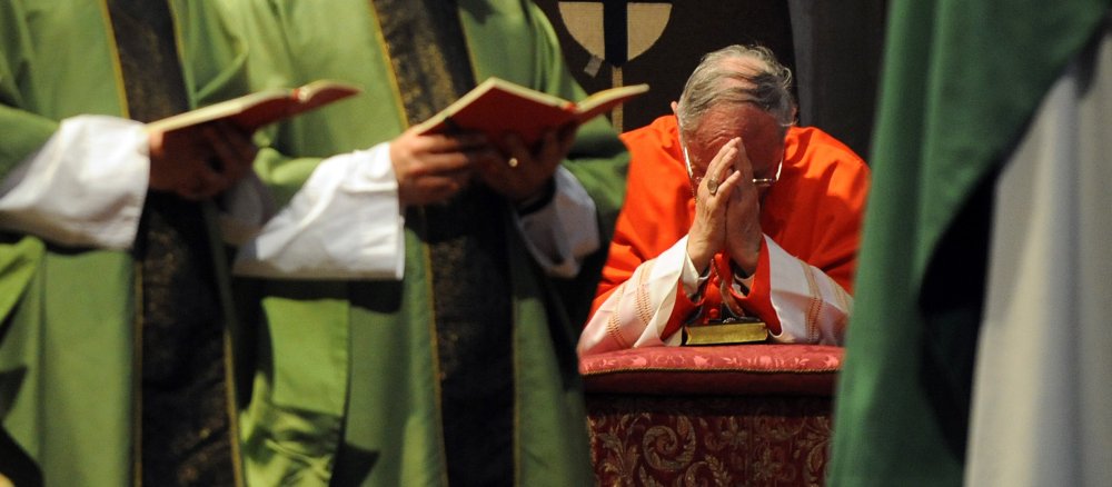 Kardinal Joachim Meisner betet als Teilnehmer eines Gottesdienstes im Kölner Dom.