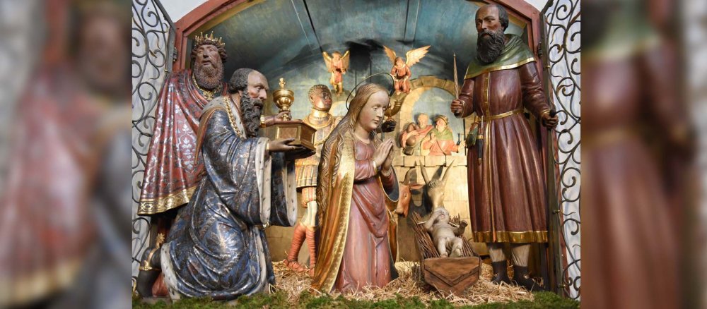 Maria, Josef und die Heiligen Drei Könige beten in der Augsburger Krippe das Jesuskind an.
