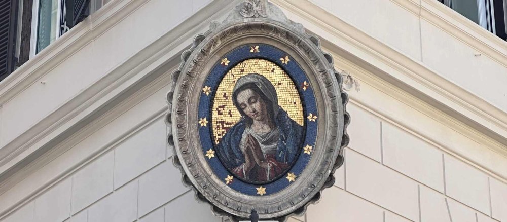 Marienmosaik an Wand einer Straßenecke