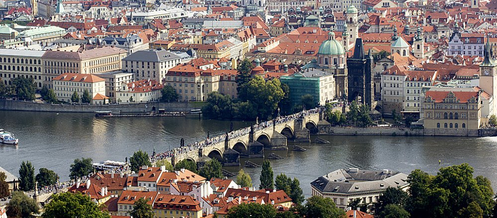 Die Karlsbrücke in Prag wurde im 14. Jahrhundert errichtet und verbindet die Altstadt der tschechichen Hauptstadt mit der Kleinseite.