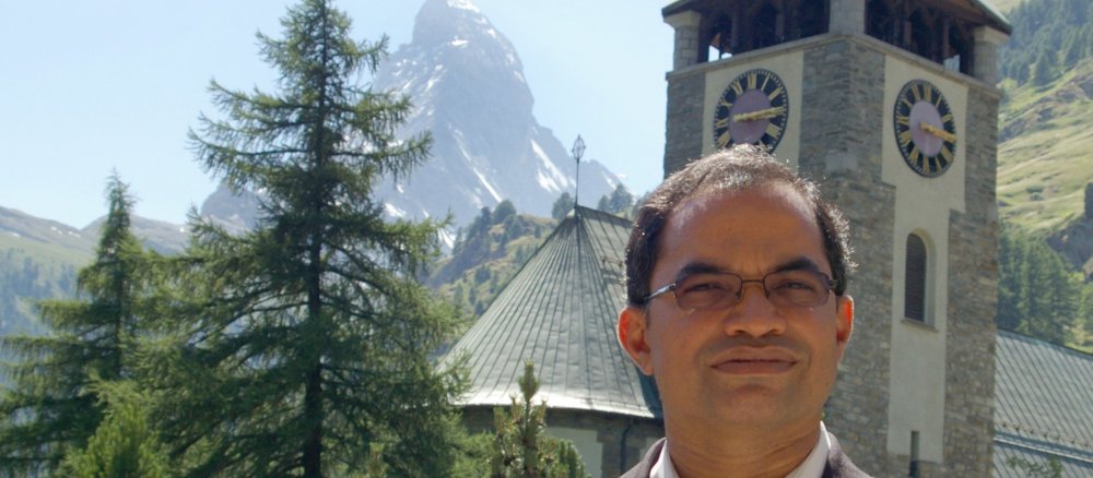 Vikar Albert Noronha steht vor dem Matterhorn.