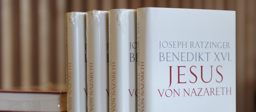 Mehrere Exemplare der Jesus-Bücher von Papst Benedikt XVI.