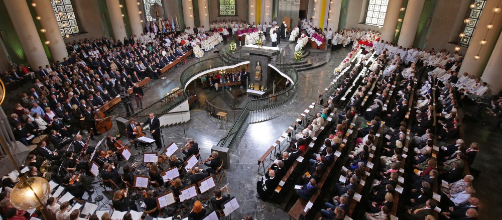 Hunderte Gläubige, Vertreter aus Politik, Gesellschaft und anderer Religionen, nehmen am 19. September 2015 an der Amtseinführung von Erzbischof Heiner Koch in der Berliner Hedwigskathedrale teil.