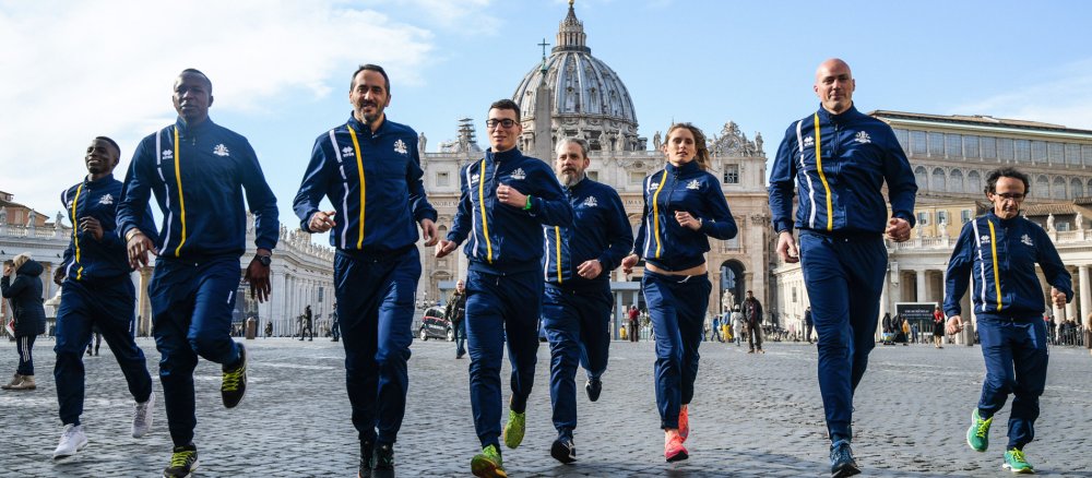 Athleten des Sportvereins des Vatikan "Athletica Vaticana" laufen am 10. Januar 2019 vor dem Petersdom über den Petersplatz im Vatikan.