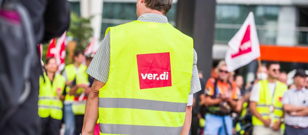 Streikender Gewerkschafter von hinten