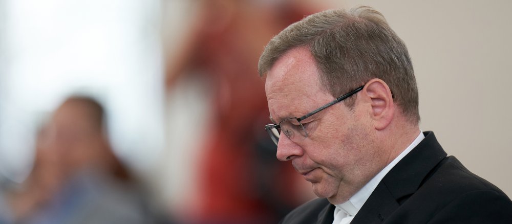 Bischof Georg Bätzing schaut nach unten