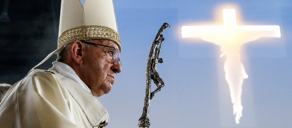 Papst Franziskus mit Kruzifix