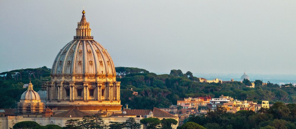 Der Petersdom in Rom im Abendlicht