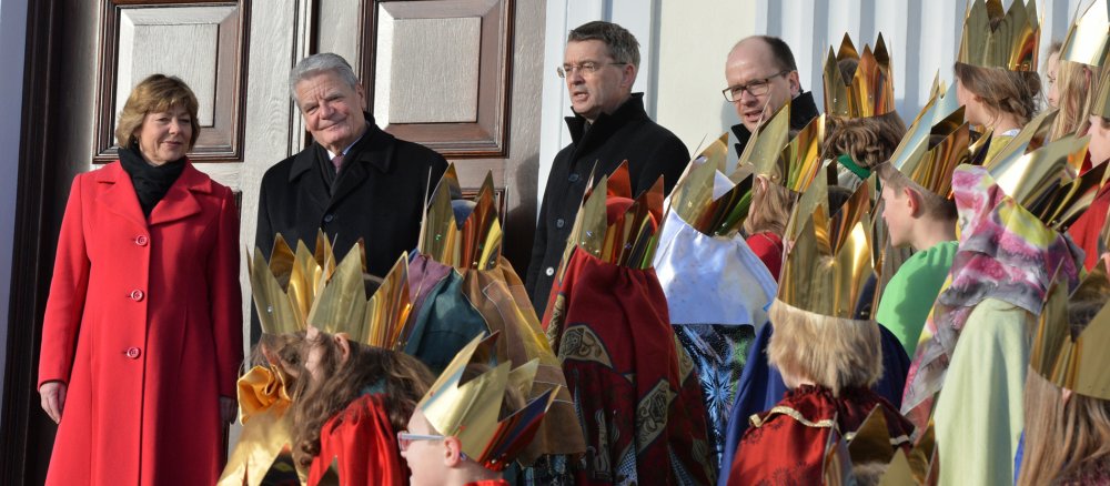 Kleine Könige stehen vor Joachim Gauck