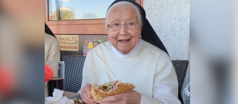 Eine Ordensfrau isst einen Döner.
