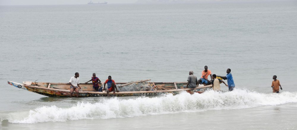Kleines Fischerboot am Strand von Dakar.
