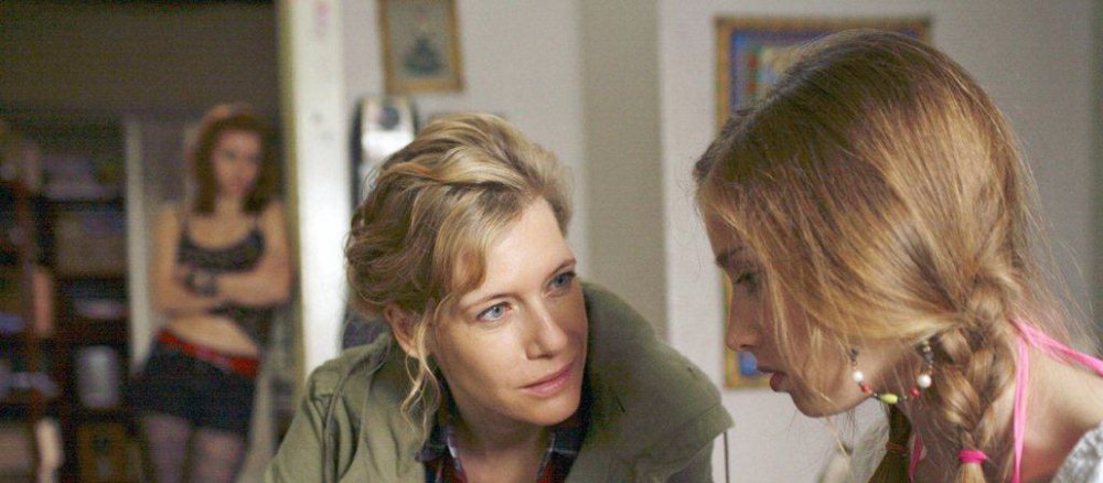 Filmszene aus dem "Tatort - Dinge, die zu tun sind". Melissa Meinhard spricht mit ihrer jüngeren Tochter.