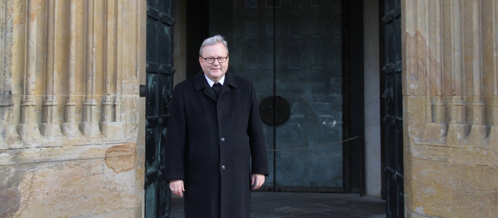 Bischof Bode vor der Tür des Osnabrücker Doms