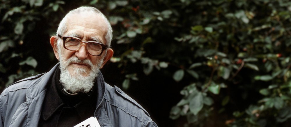 Abbé Pierre, Gründer der Obdachlosenwohnstätte Emmaus bei Paris, aus der die Emmaus-Bewegung hervorgegangen ist, in den 1990er-Jahren.