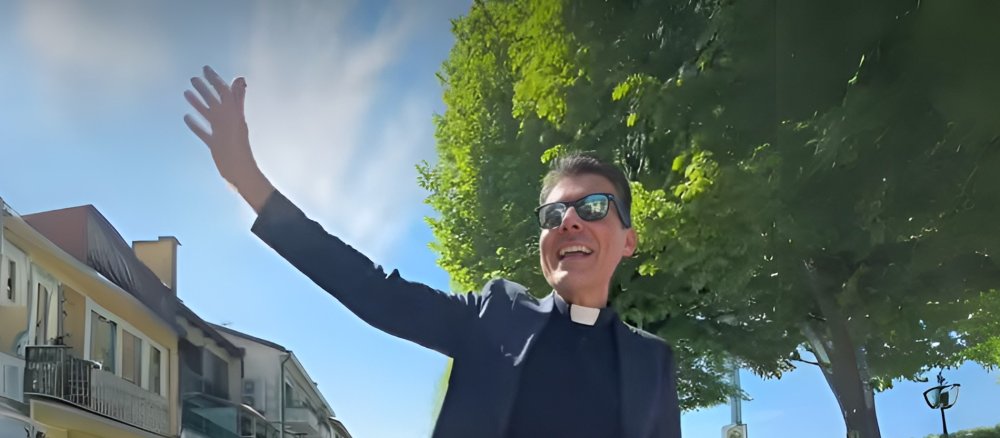 Pfarrer Luca Ramello auf dem Papamobil