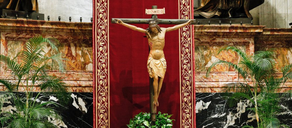 Das Pestkreuz im Petersdom an Palmsonntag 2020.