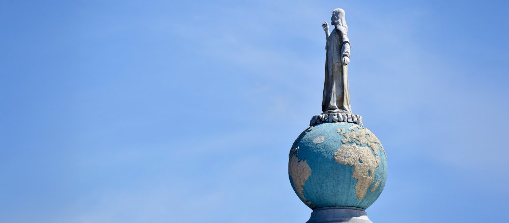 Das Denkmal Jesu auf einer Weltkugel