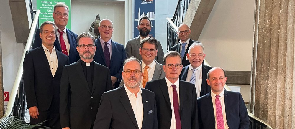 Der neue Vorstand des Bundes Katholischer Unternehmer (BKU). In der ersten Reihe von links: Andree Brüning (stv. Vorsitzender), Martin Nebeling (Vorsitzender) und Daniel Trutwin (stv. Vorsitzender)