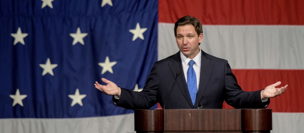 Ron DeSantis vor einer USA-Fahne