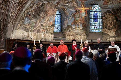 Ranghohe Vertreter der Kirchen beim Gebet zum Abschluss der Tagung "Pace disarmata e disarmante" (dt. Unbewaffneter und entwaffnender Frieden) in der Unterkirche der Basilika San Francesco in Assisi (Italien).