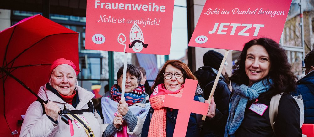 Frauen der Katholischen Frauengemeinschaft Deutschlands (kfd) bei einer Demo