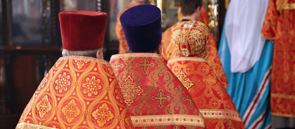 Die Rückansicht dreier orthodoxer Priester.