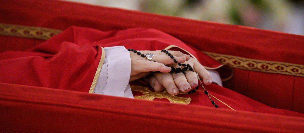 Aufgebahrter Leichnam, hier Hände mit Rosenkranz, von Papst Franziskus