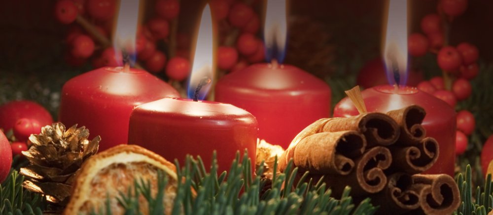 Ein Adventskranz mit vier brennenden Kerzen