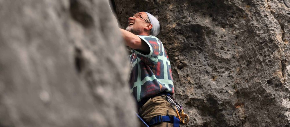 Eichstätter Bischof Gregor Maria Hanke in einer Kletterwand