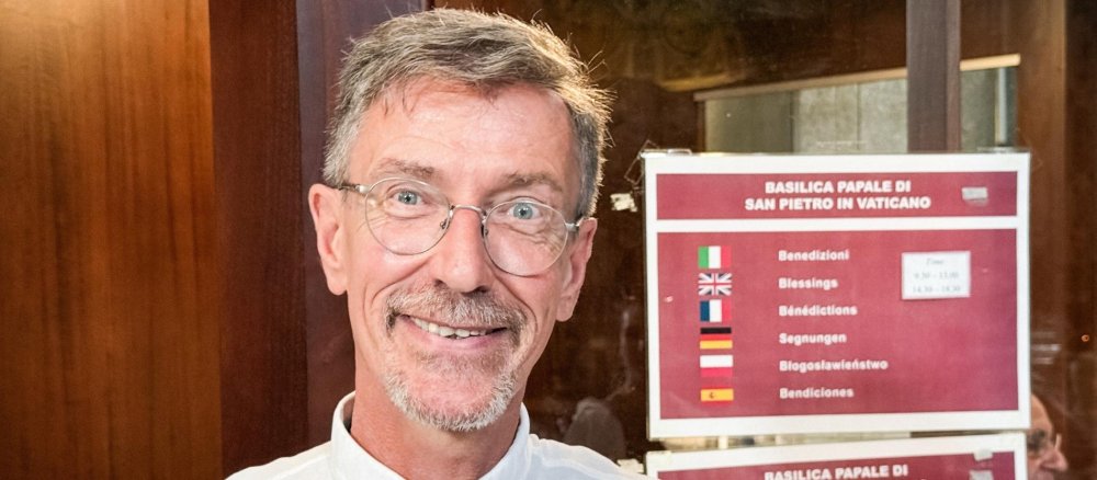 Der Priester Ludwig Kröger steht vor einem "Segenshäuschen" im Petersdom und lächelt in die Kamera